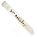 Syntymäpäivä ruusukulta valkoisella viiteellä